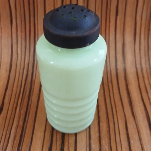 Vintage Jeanette Jadeite Green Beehive (1) Spice Jar Mid Century Kitchen - Picture 1 of 6